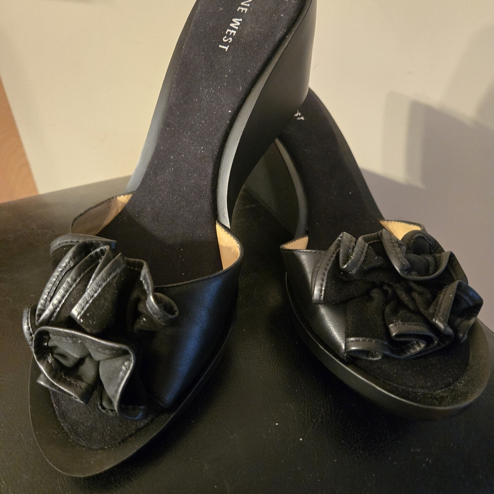 Nine West Black Women's Shoes Size 12M with Floral Detail